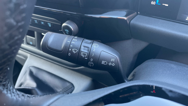 Ford Tourneo Custom 320 L1 Diesel Fwd 2.0 EcoBlue 136ps H1 Titanium 8 seater Auto